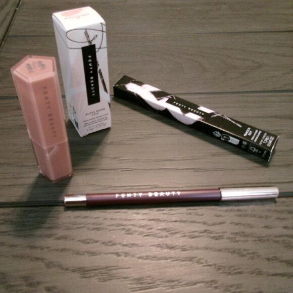 FENTY BEAUTY BUNDLE LIP LINER IN BORED HEAUX & GLOSS BOMB STIX BLAZ'D DONUT - Picture 1 of 8